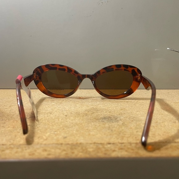 Oval shape tortoise style sunglasses - Picture 9 of 9